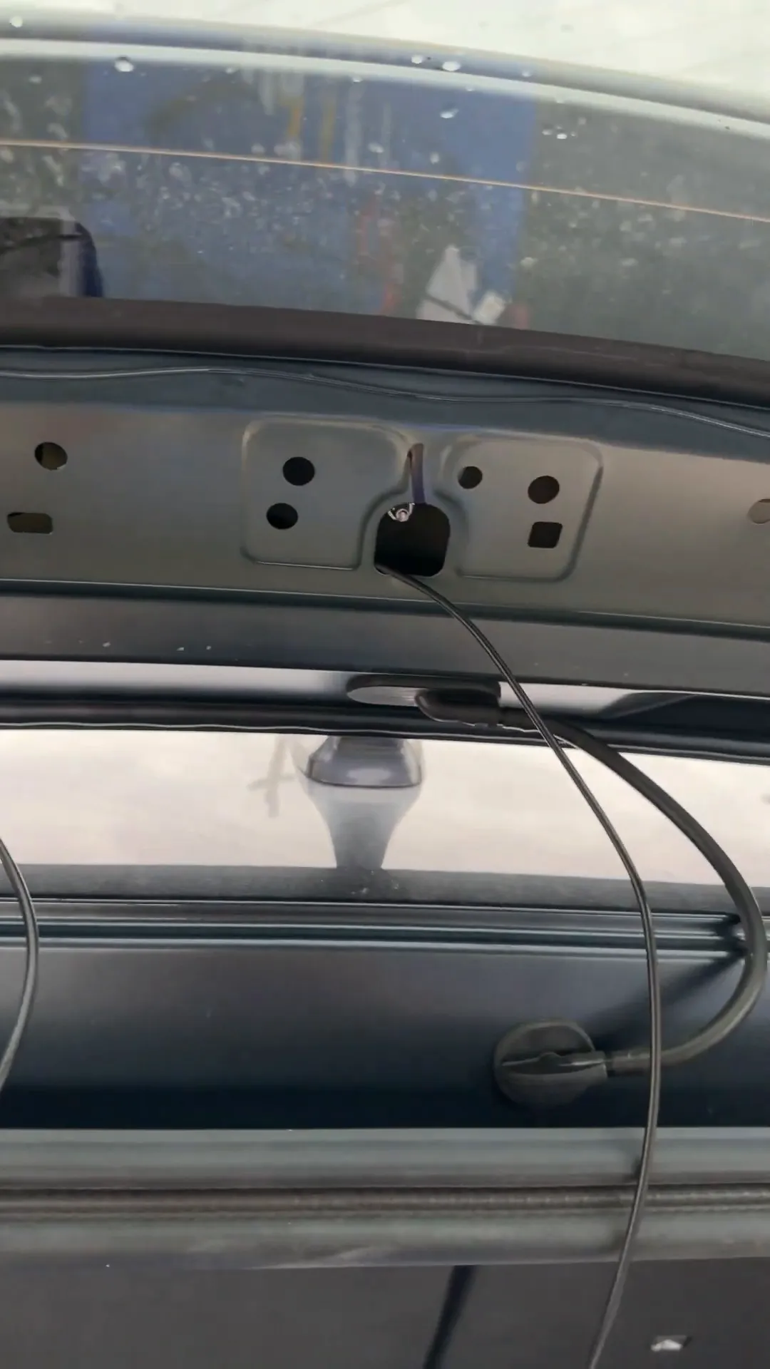 Connecting the wiring to the rear window.