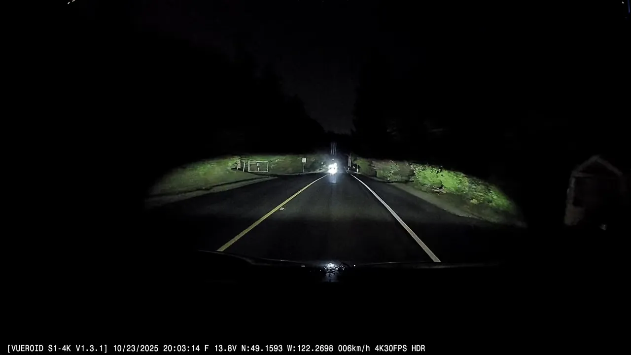 Dashboard display showing GPS connected and safe drive message