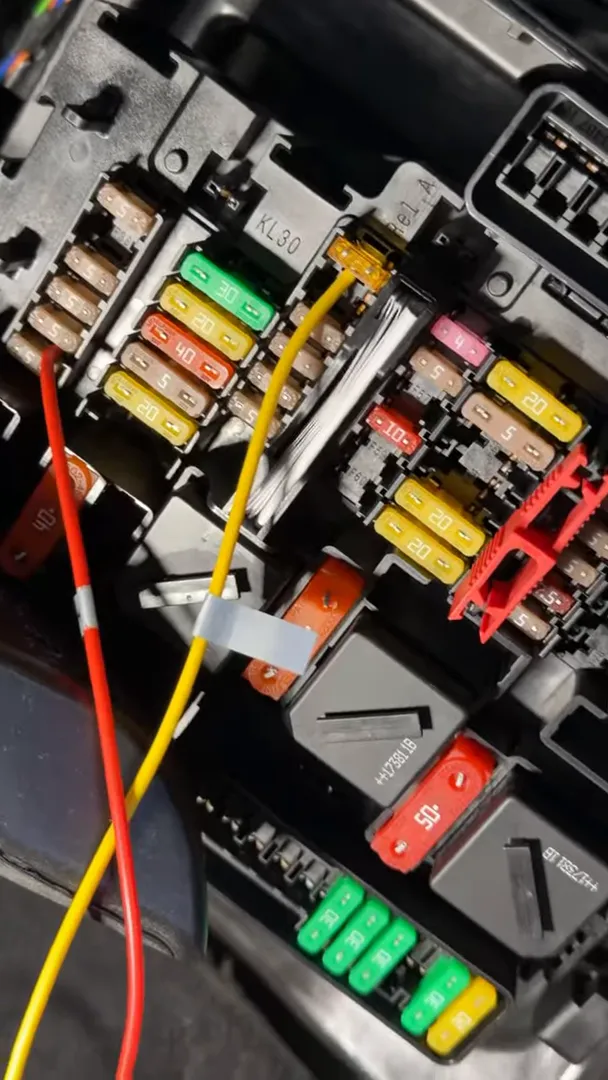 Mini Cooper Countryman fuse box close-up showing yellow ignition tap (KL30) and red constant power lead