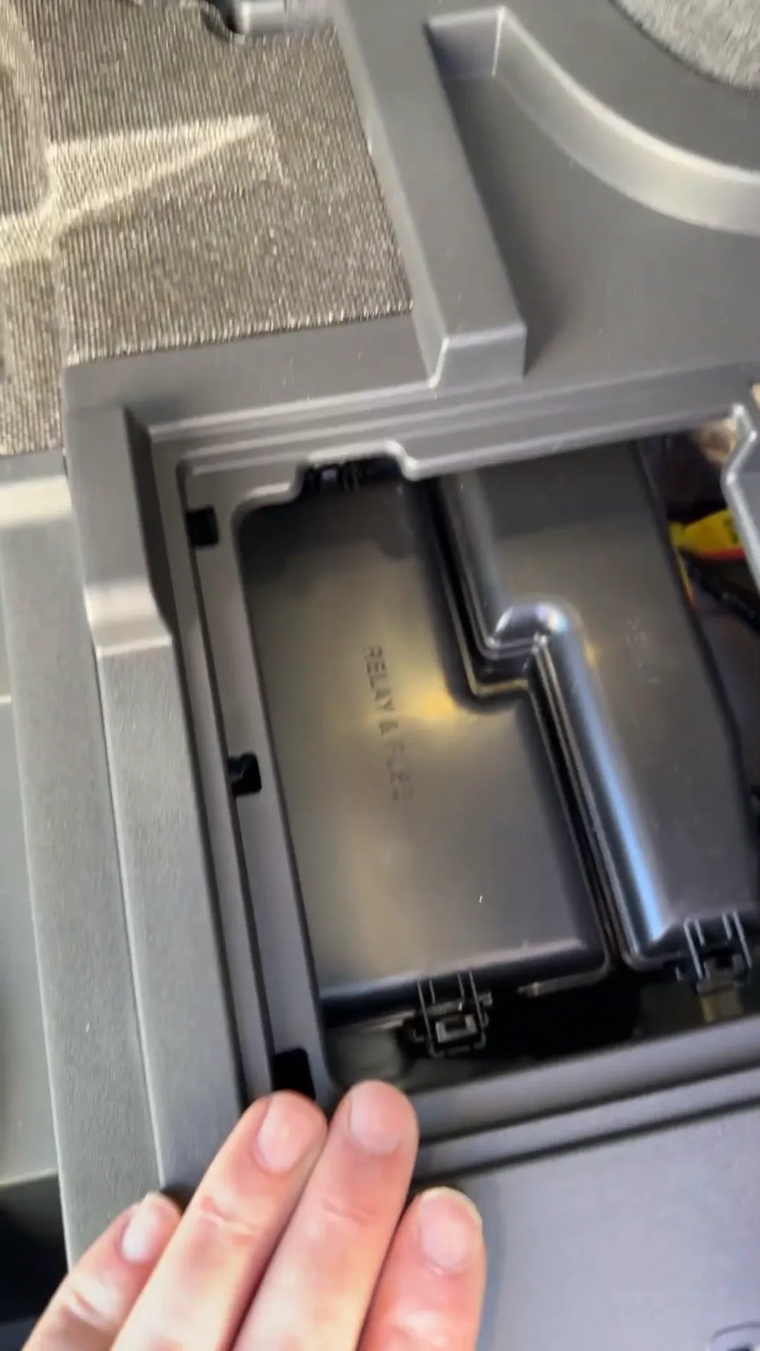 Fuse box connection for ignition