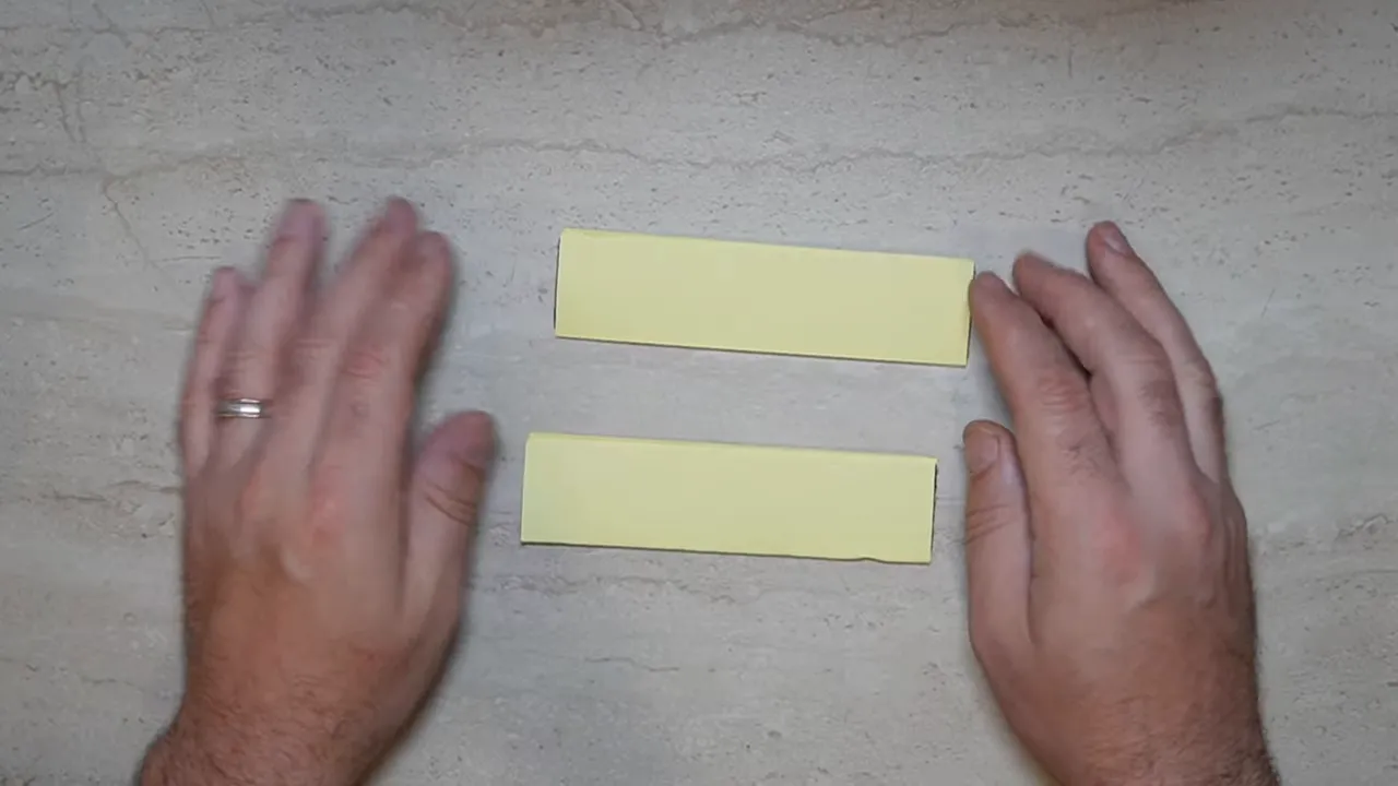 Hands spread out yellow pieces from the iRoad Powerpack Pro 15 box on a table