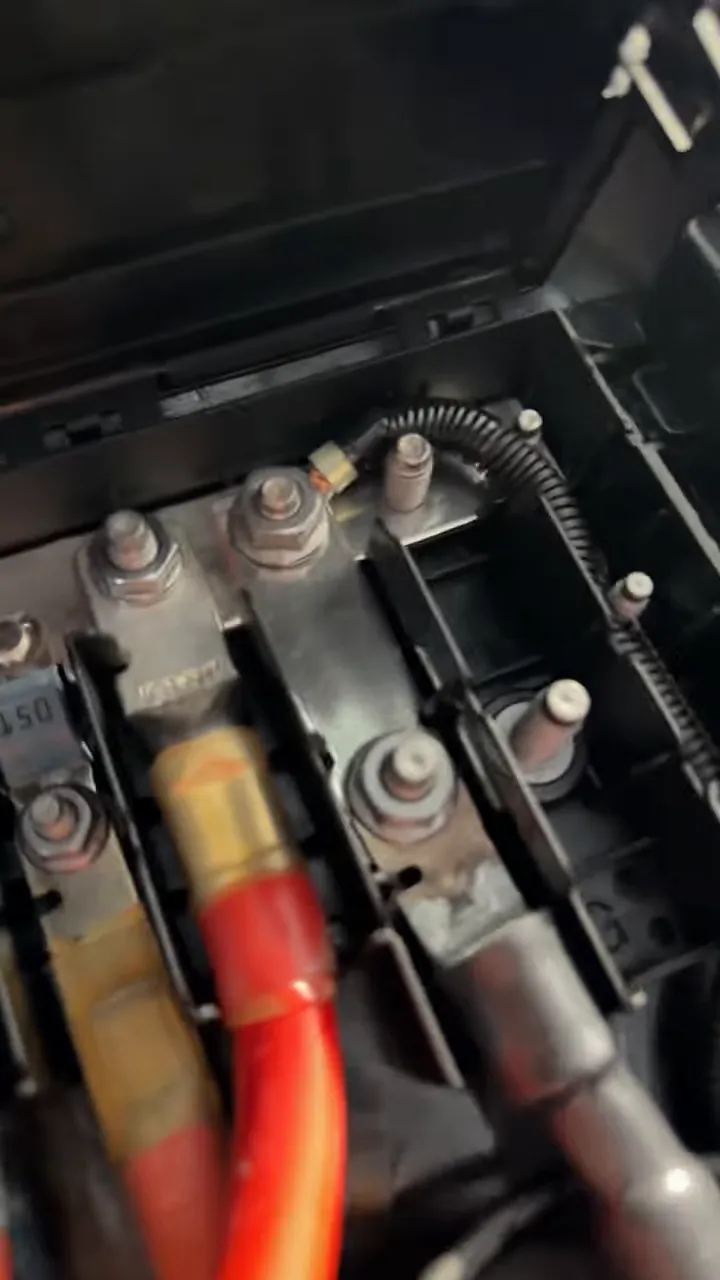 rear fuse box with metal bus bars and bolted power connections
