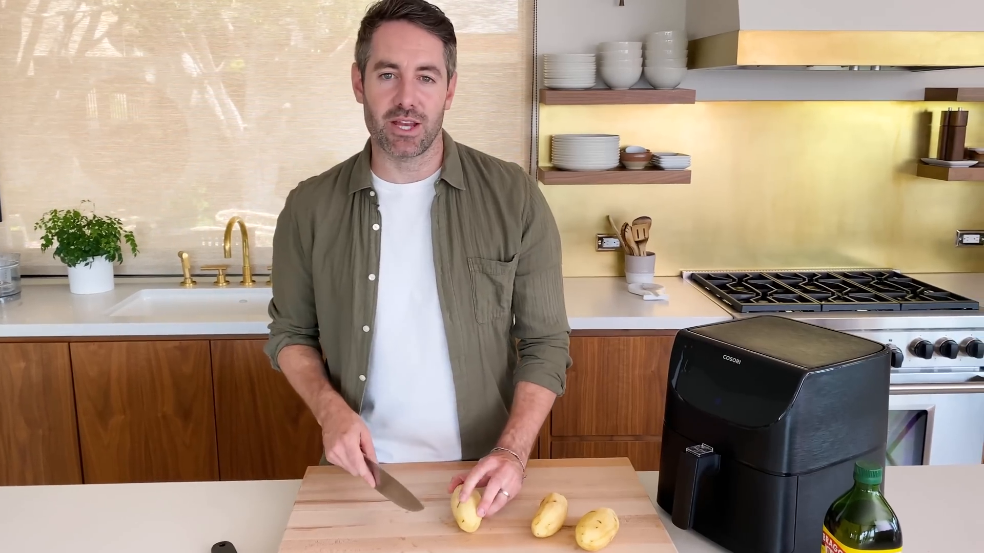 Cutting potatoes into wedges