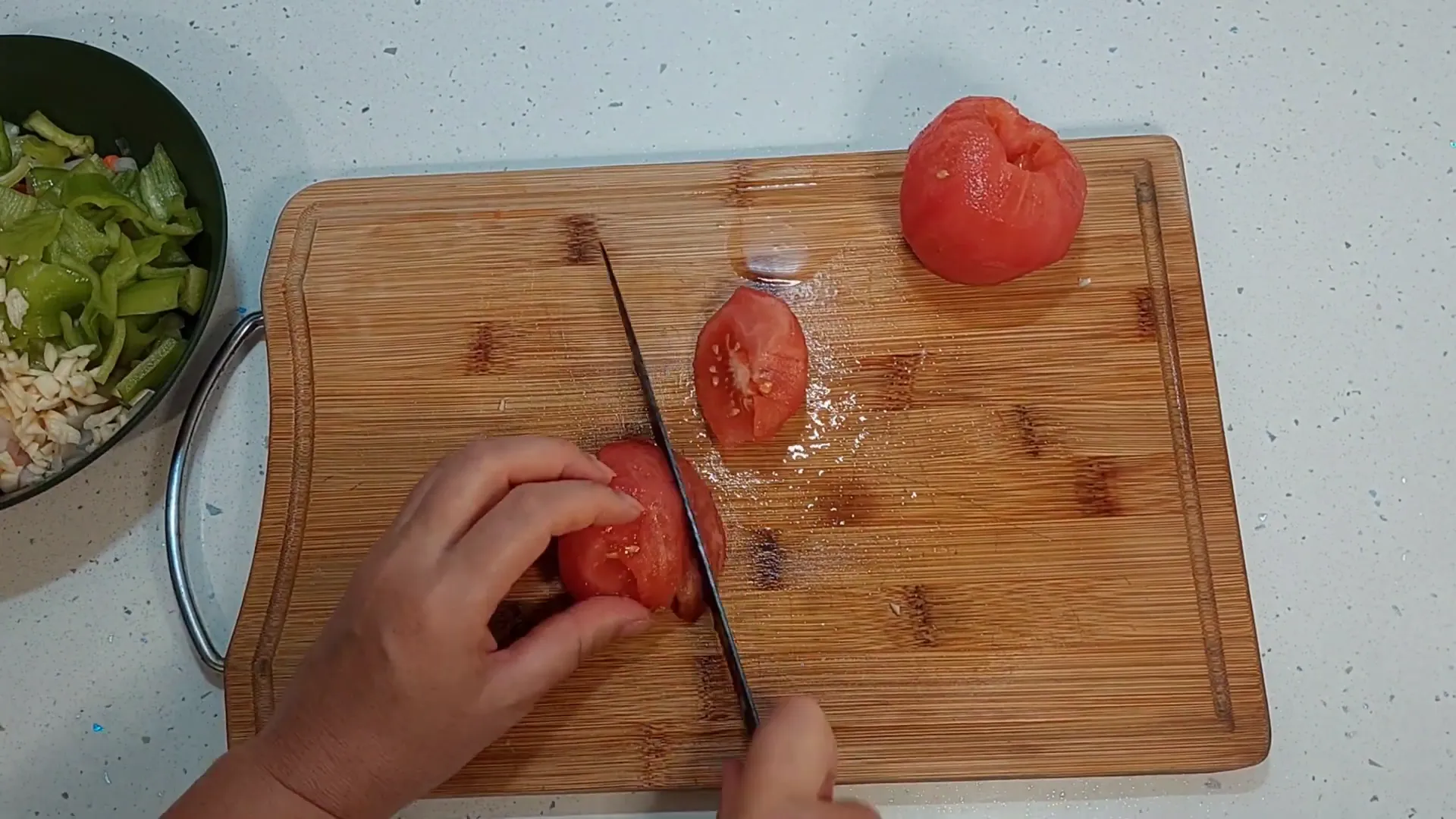 Cocinando las verduras para Marmitako