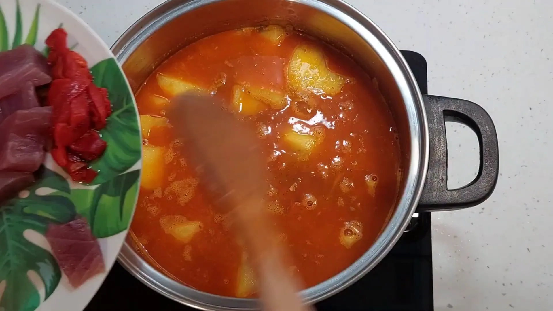 Añadiendo las patatas y el caldo al Marmitako