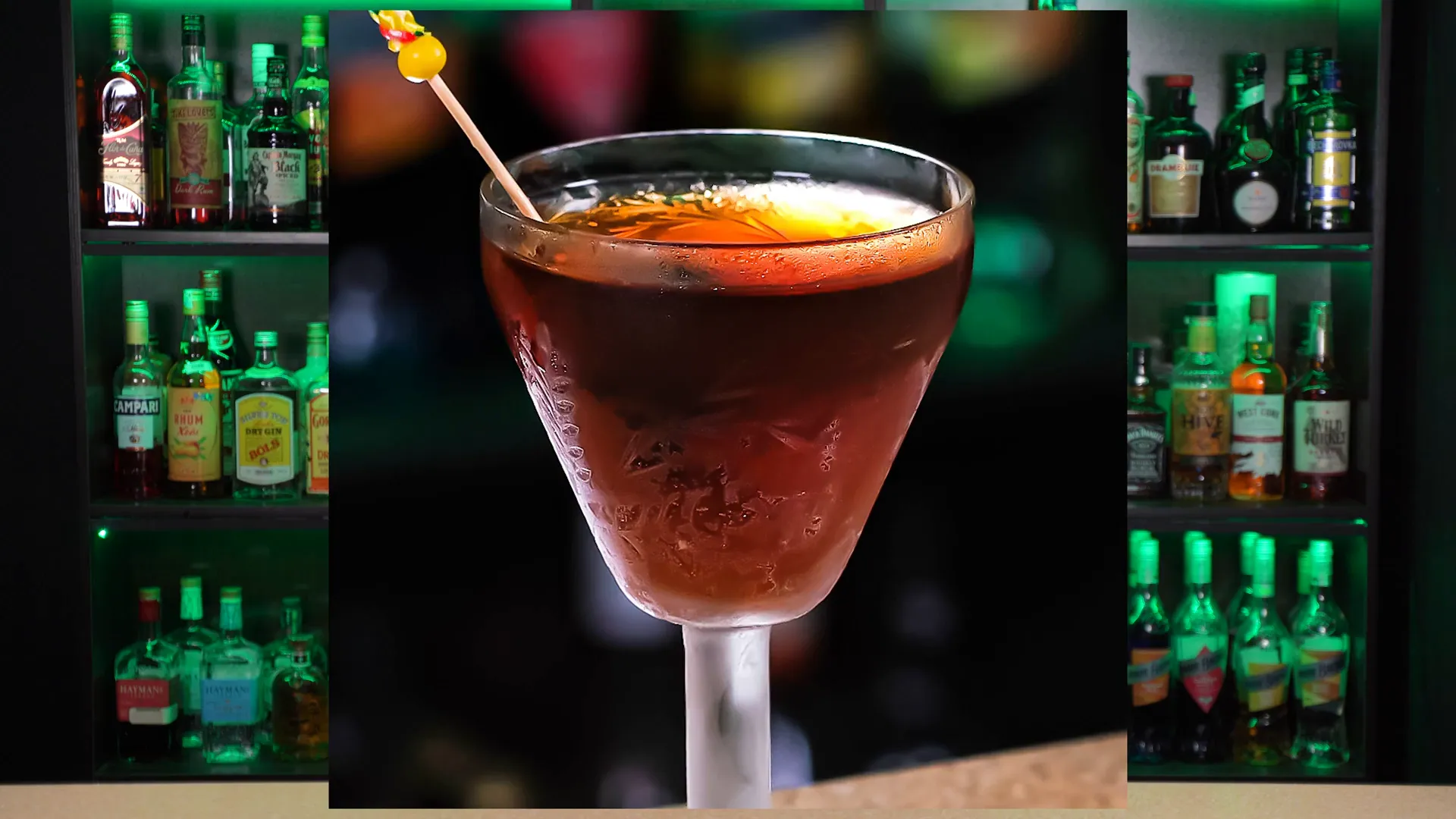 Paharul de cocktail Manhattan cu vișină Maraschino