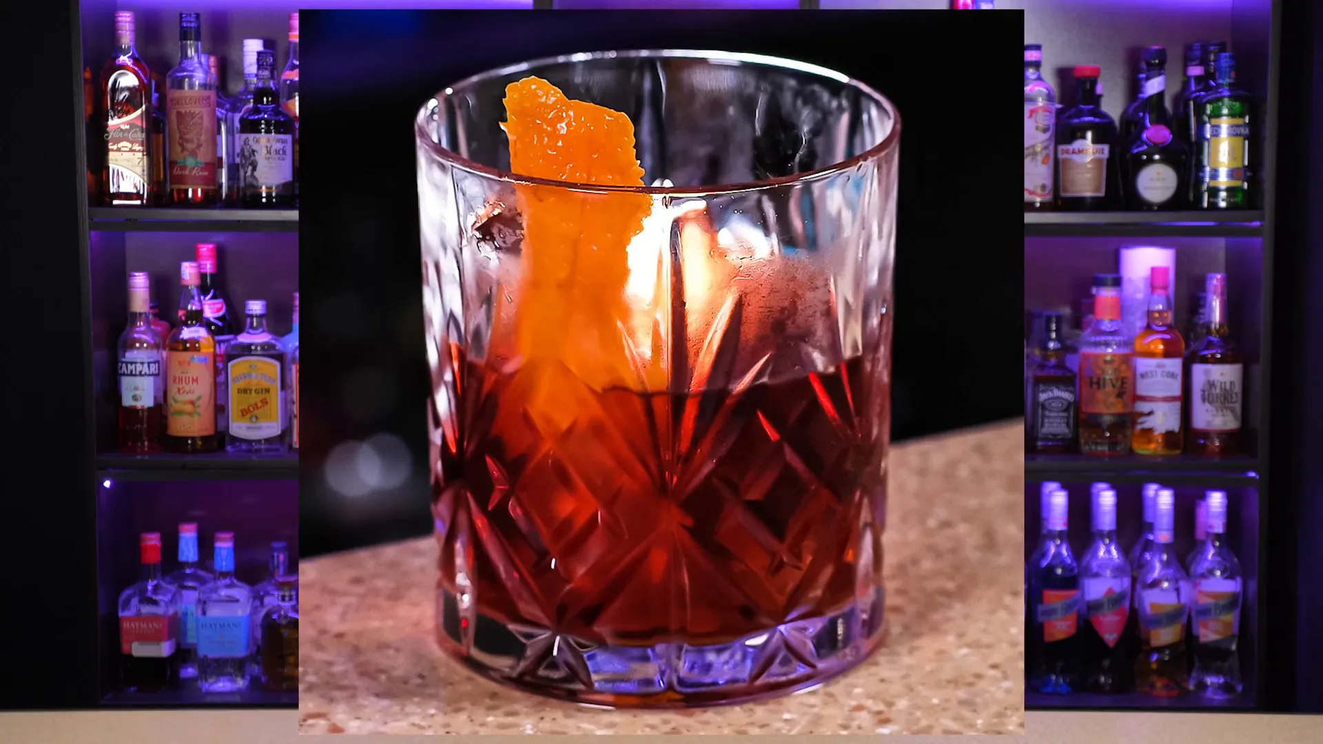 Pregătirea unui Negroni, ingrediente puse în paharul Old Fashioned