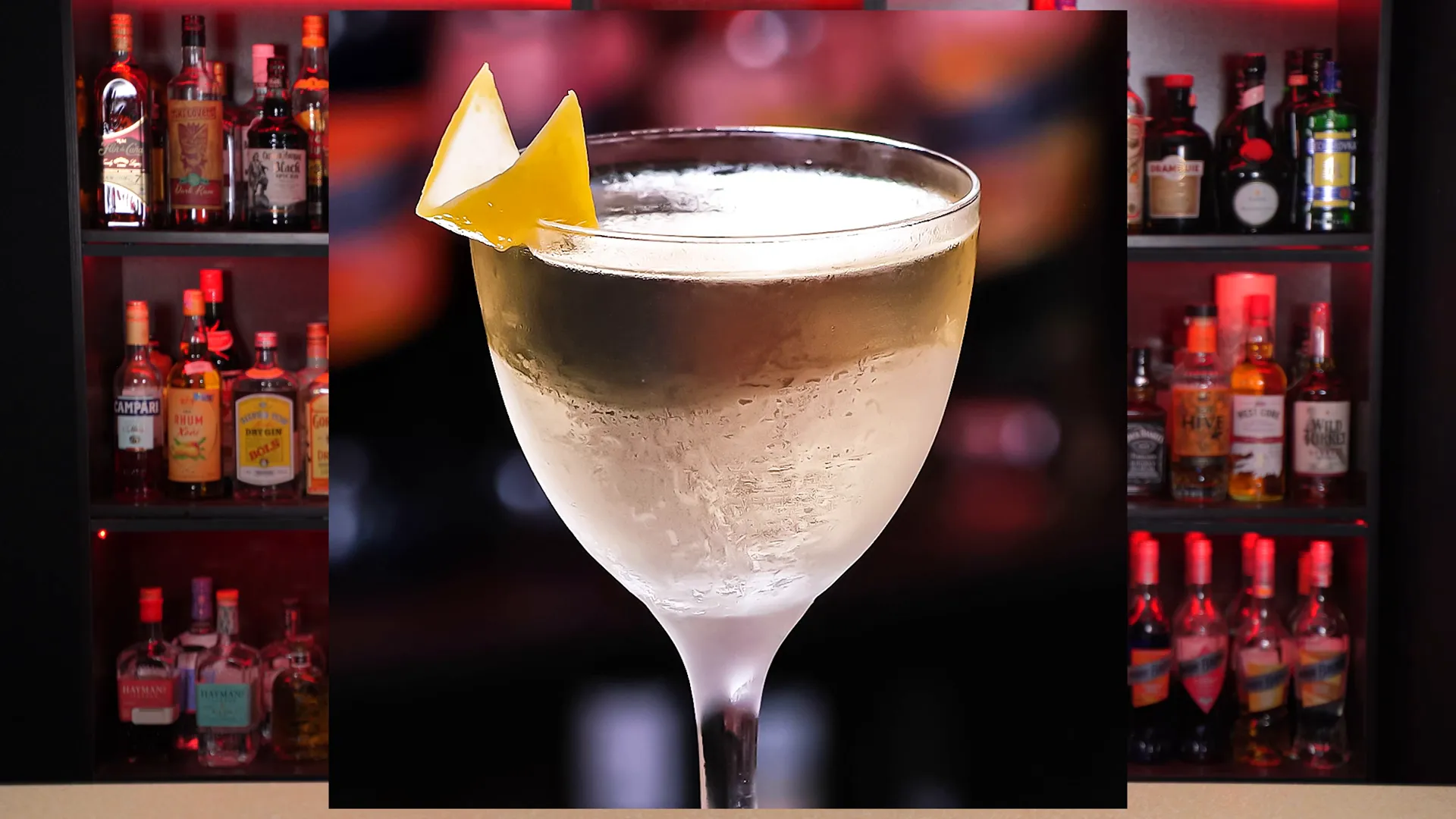 Prepararea unui Dry Martini în paharul de amestec