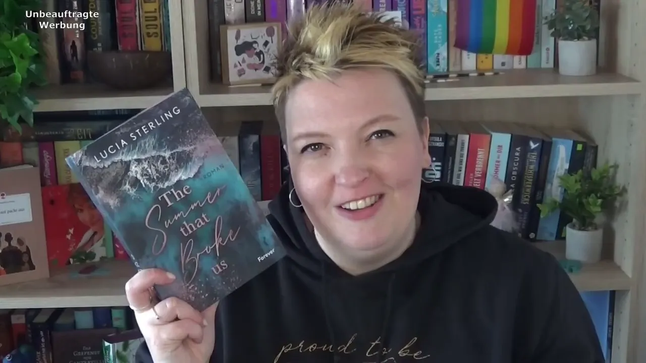 Buchcover von „The Summer That Broke Us“ von Lucia Sterling klar erkennbar während der Buchvorstellung