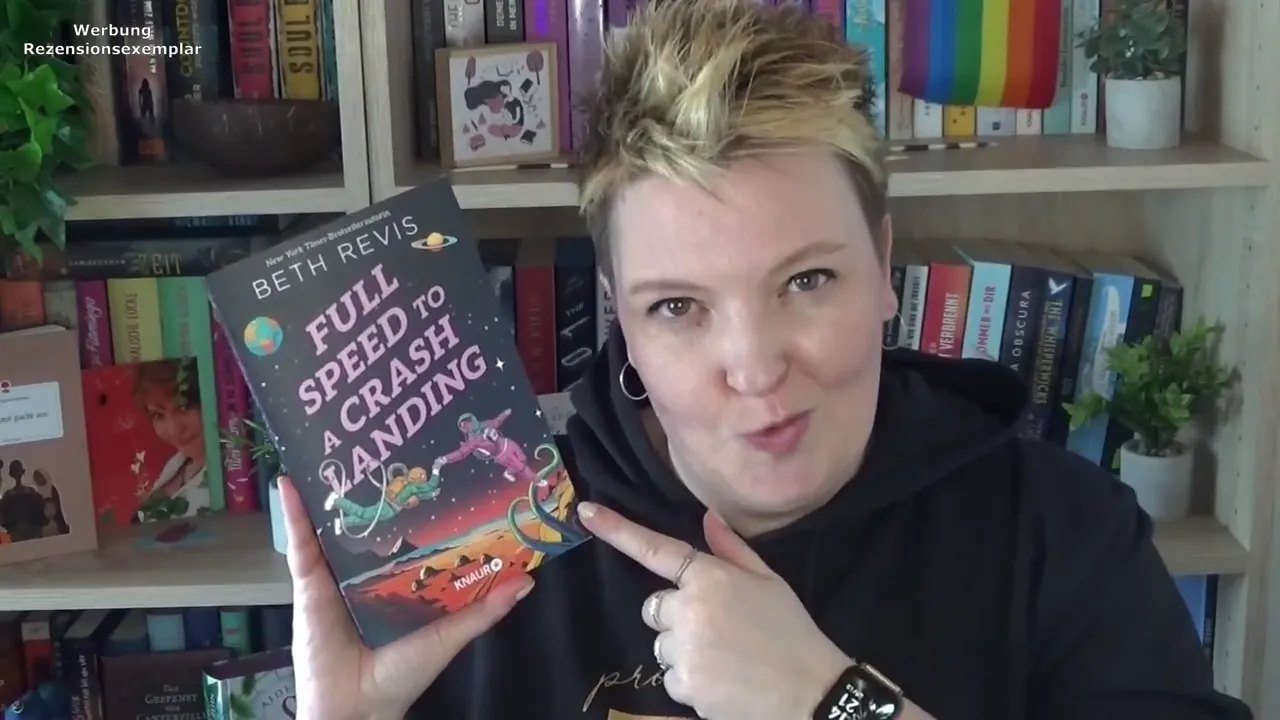 Person zeigt „Full Speed to a Crash Landing“ von Beth Revis und spricht in die Kamera