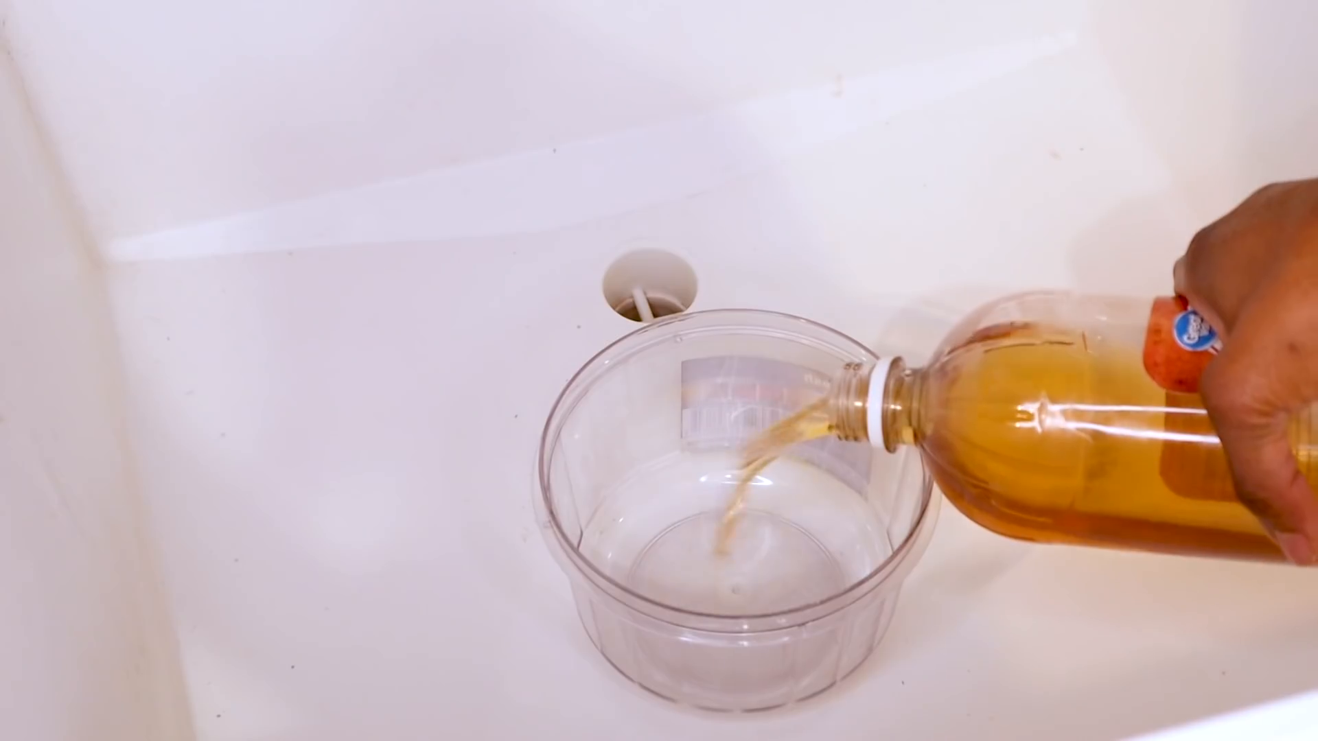 Soaking cloth in vinegar