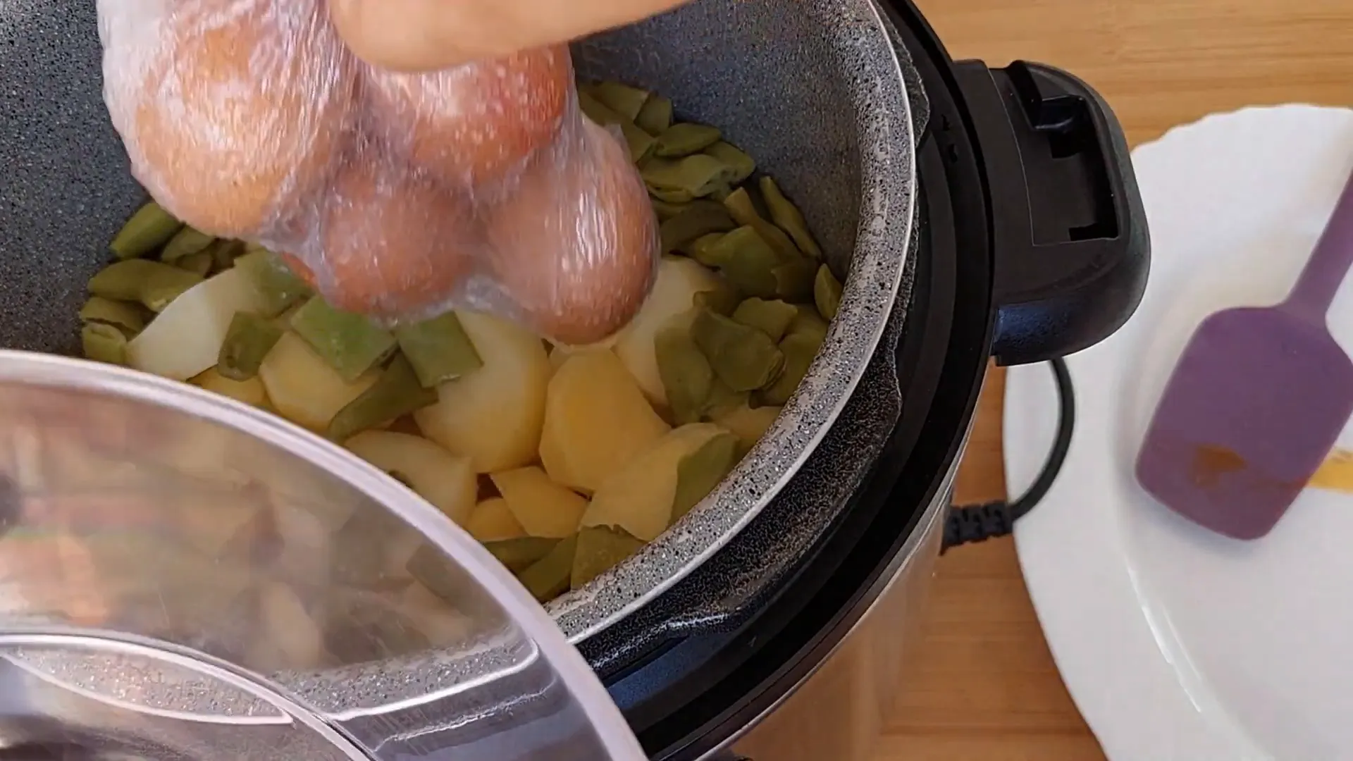 Montando el plato con judías y patatas