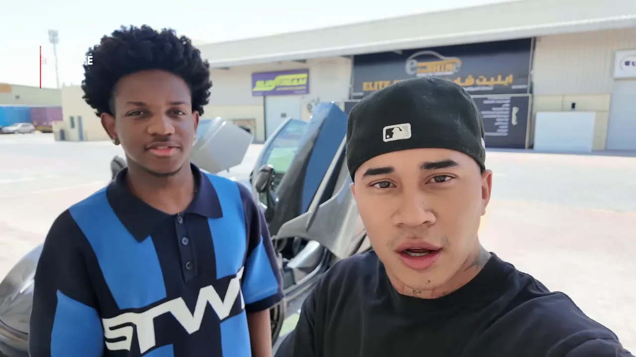Le créateur et son abonné posent devant une voiture de sport à Dubaï, parlant face caméra