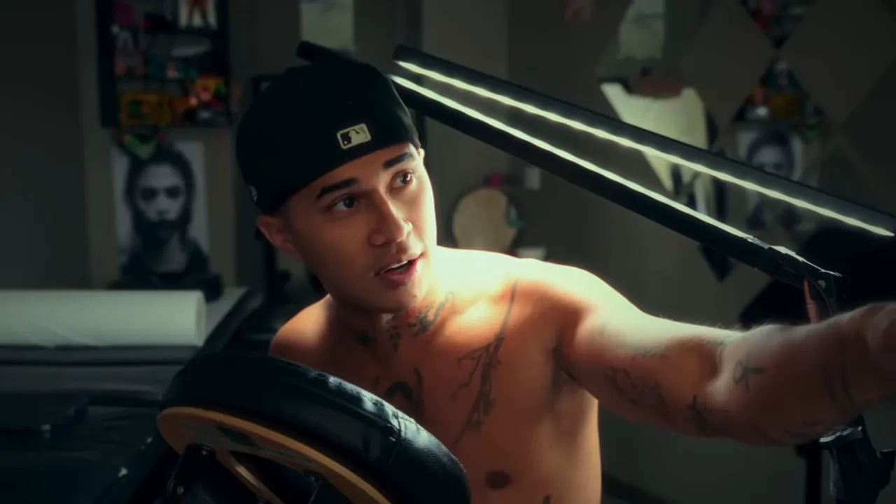 tatouage en cours, bras tendu vers le tatoueur sous lampes LED, vue claire des motifs