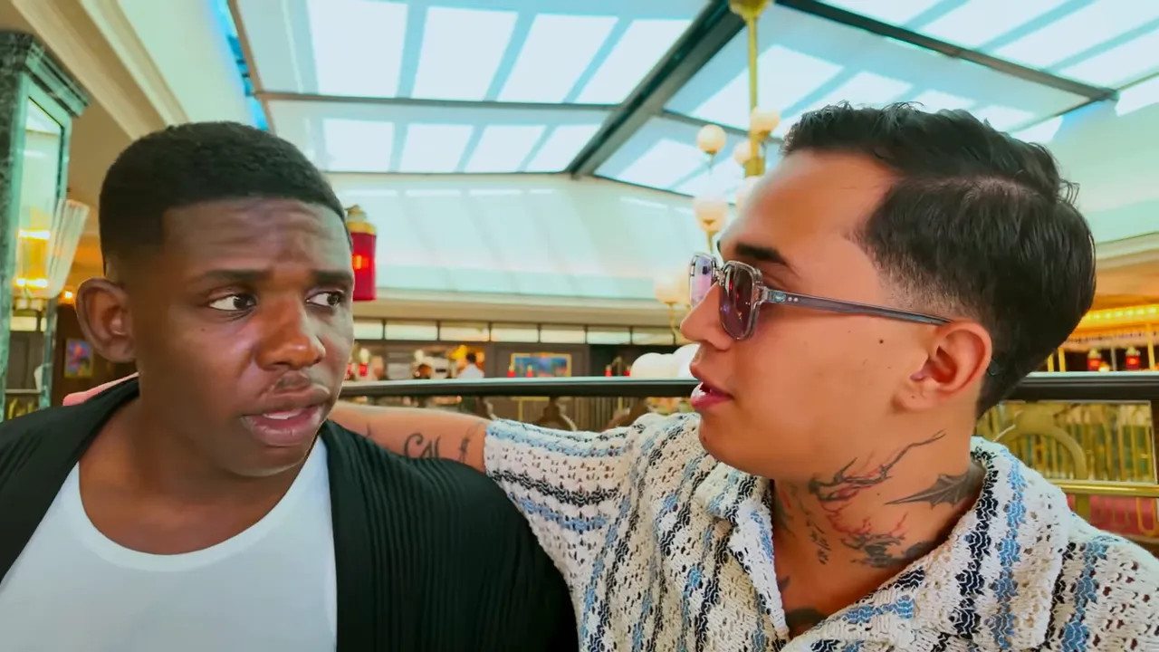 Deux hommes en conversation dans un restaurant élégant sous une verrière, échange complice.