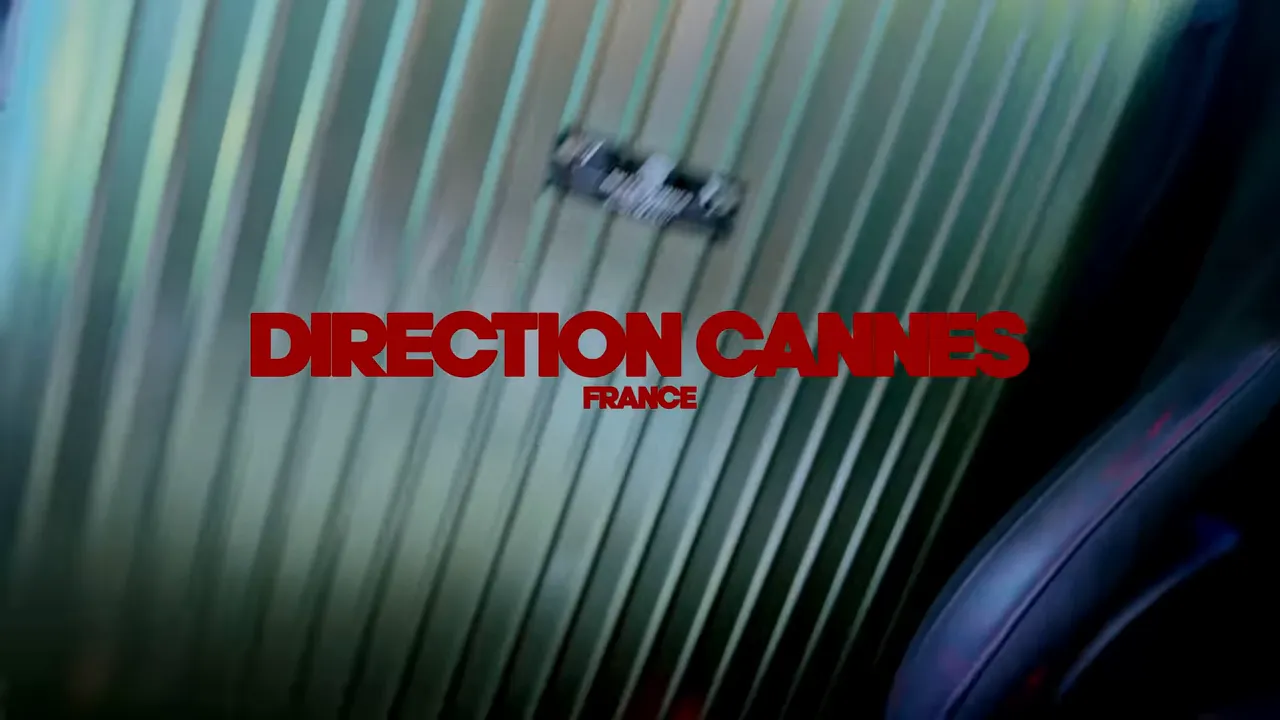 Carte-titre rouge 'DIRECTION CANNES FRANCE' sur un arrière-plan en mouvement.