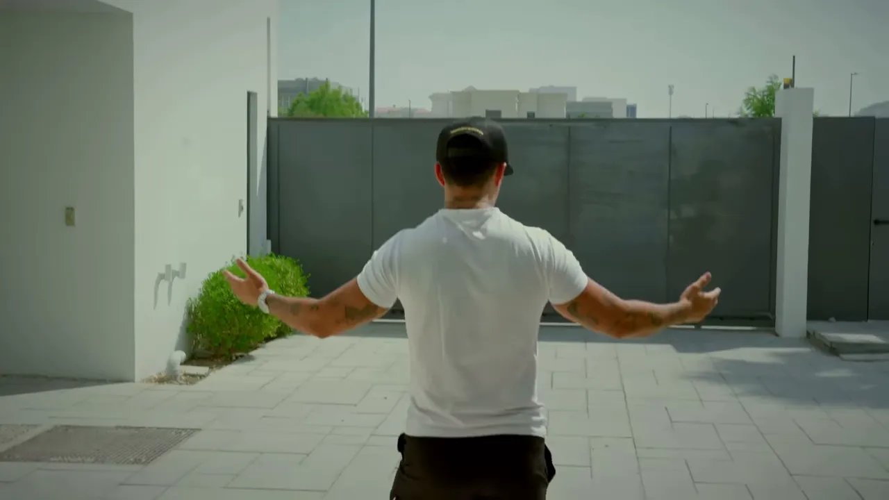 Vue arrière de l'auteur dans la cour extérieure menant à l'entrée/portail de la clinique