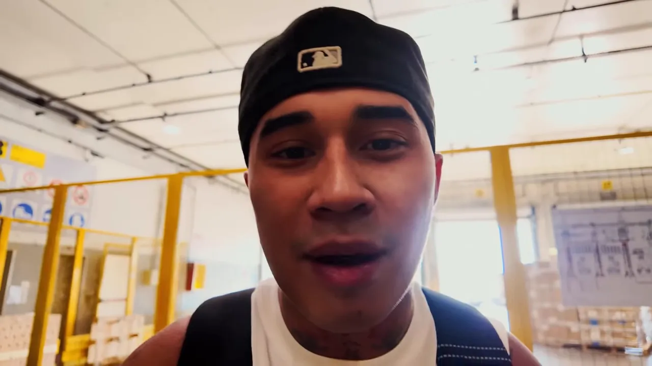 Homme debout devant la zone cargo de l'aéroport, prêt à récupérer une voiture