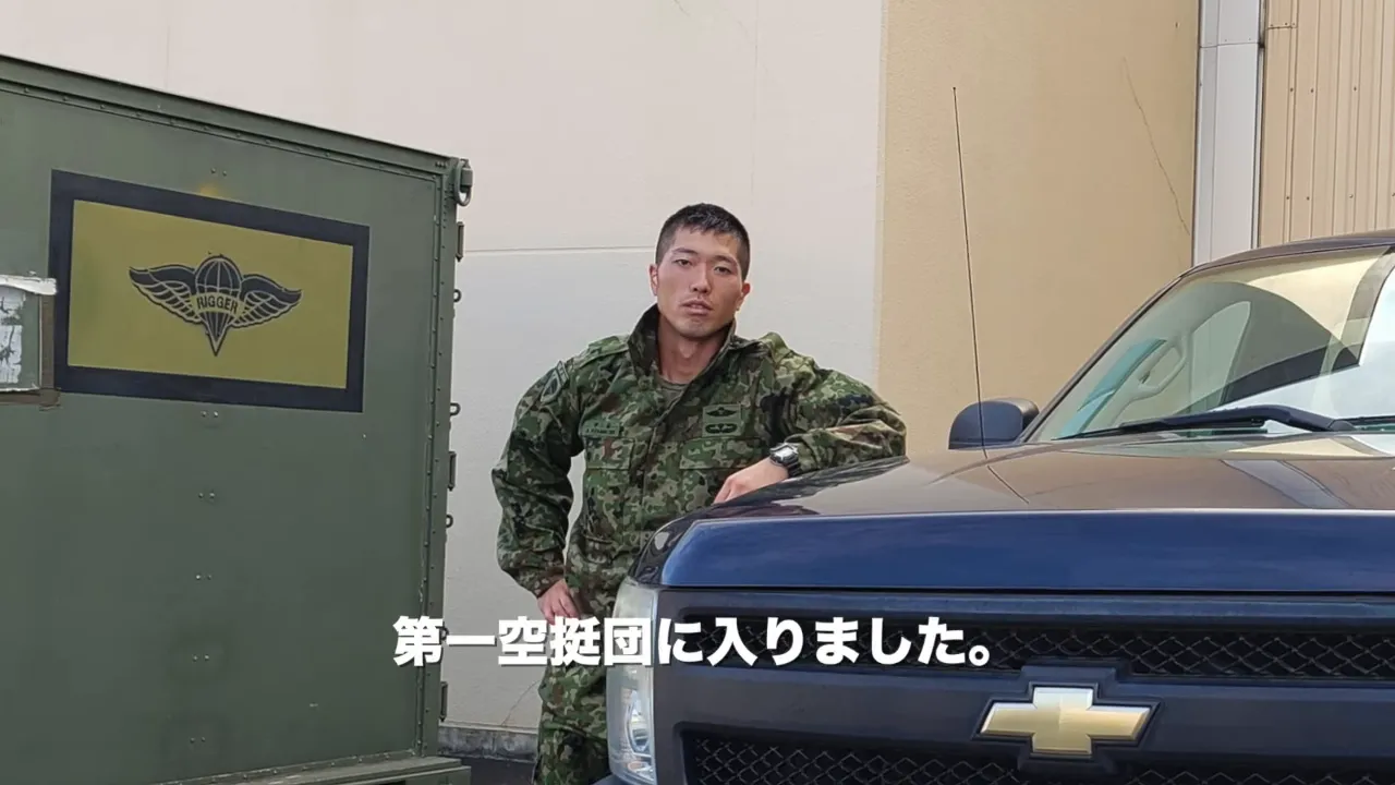 迷彩服の車両横に立つ自衛隊員と「第一空挺団に入りました。」の文字