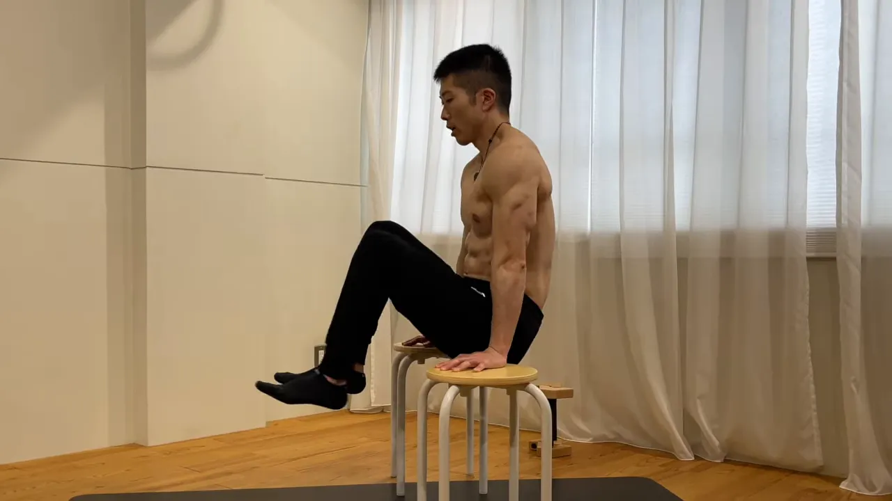 2つの椅子の上で片脚を前に伸ばすワンレッグLシット