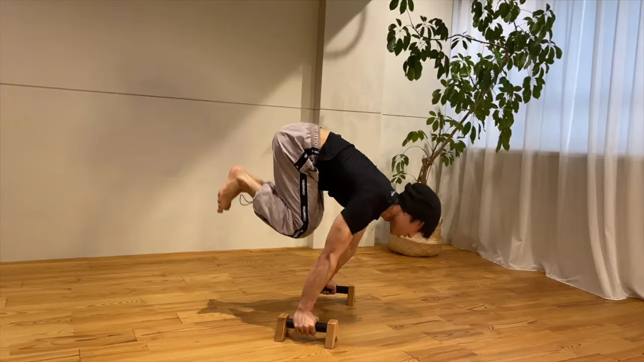 パラレット上のハンドスタンドからタックプランシェへ下ろすネガティブ動作
