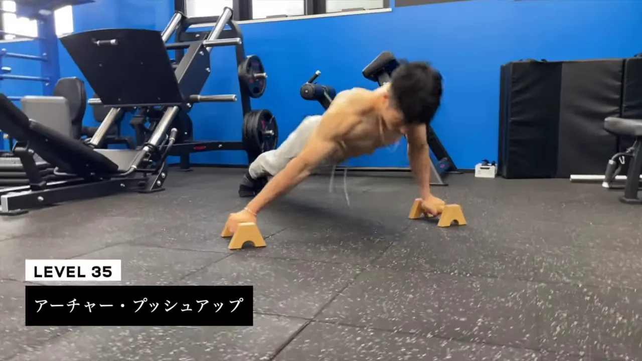 左右に大きく手幅を広げてアーチャープッシュアップをする男性とレベル35の表示