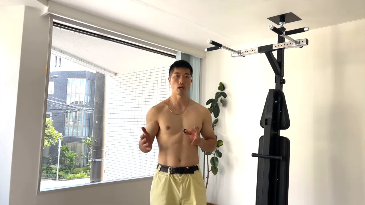 カリステニクスで押す・引く・コア・脚を説明するトレーナー