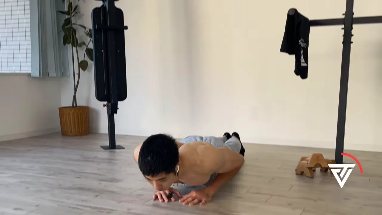 手を三角にして胸の内側に効かせるダイヤモンドプッシュアップのフォーム