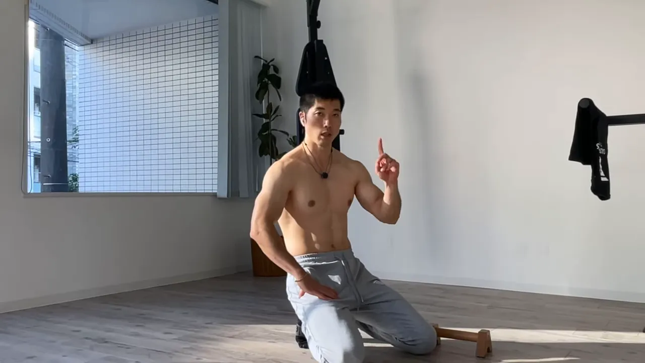 胸トレの最後のポイントを指し示すトレーナー