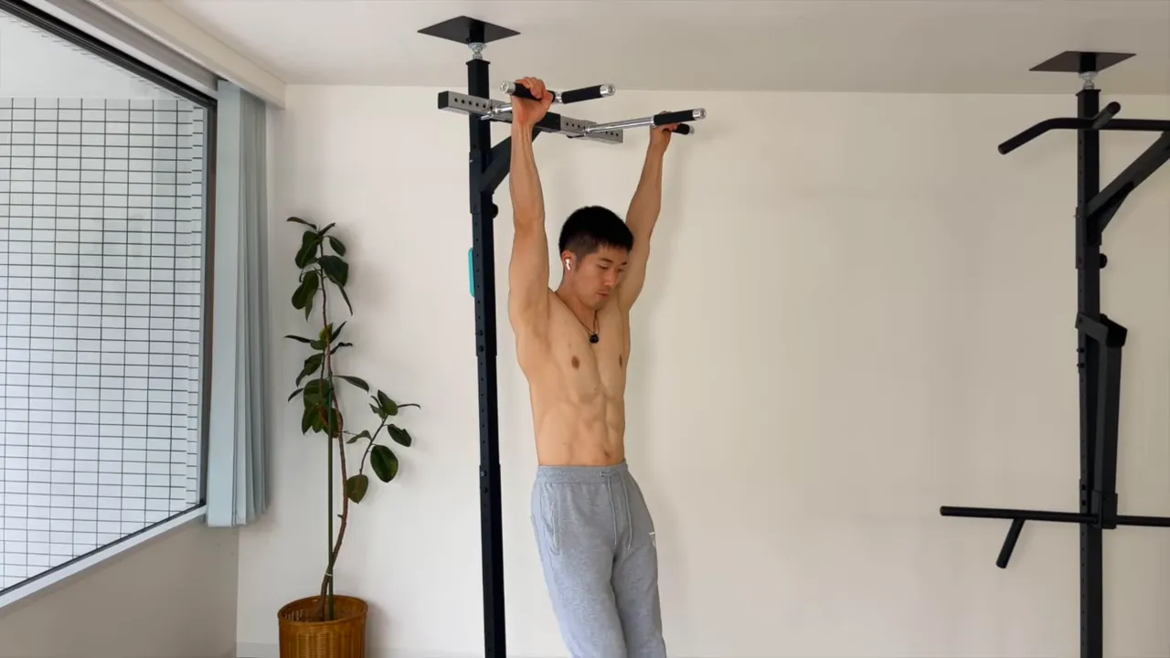 懸垂バーでハンギング中に体幹をコントロールしながら姿勢保持している様子