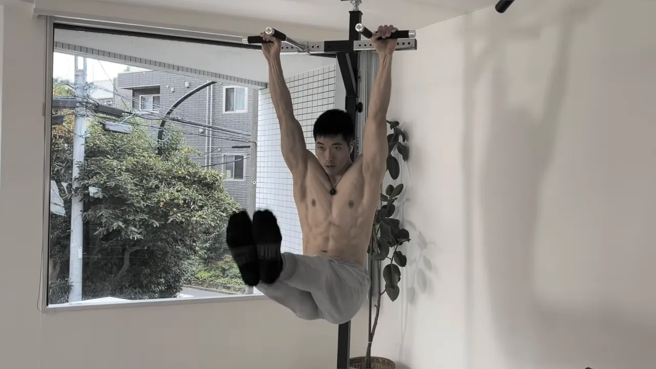 懸垂バーで行うハンギング2レイズキックアウトの姿勢（体を揺らさずコントロール）