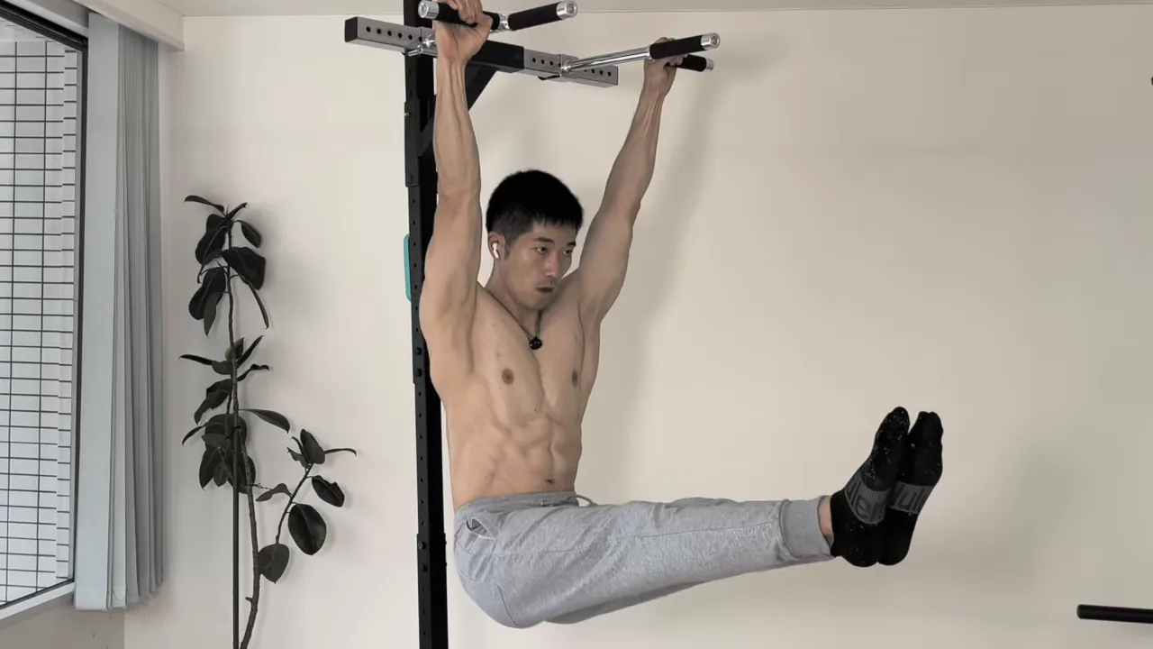 懸垂バーでハンギングLシット（足を上げた静止姿勢）