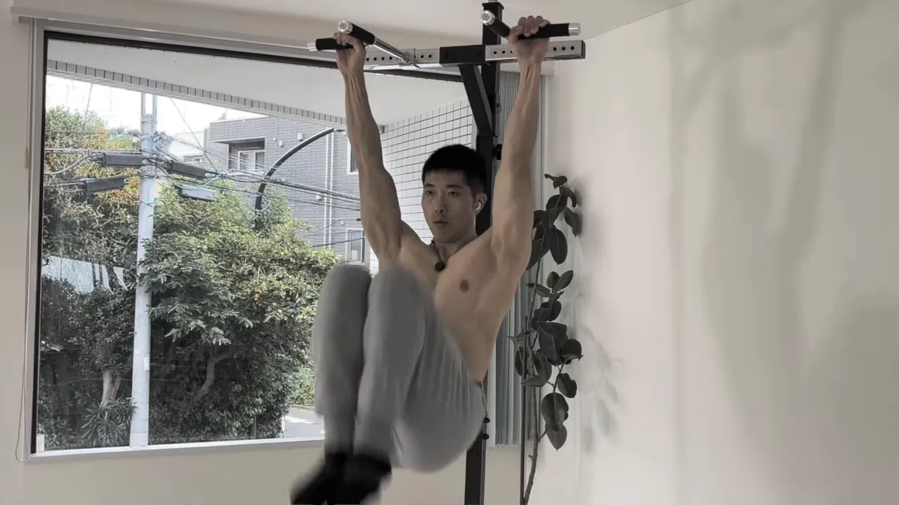 当日ツーバーに近い姿勢で両手両脚を上げて支える男性