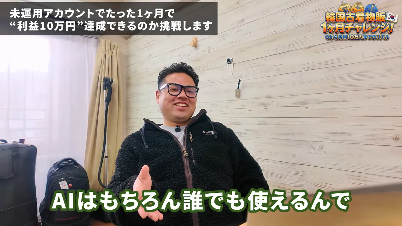 手を差し出して説明する男性とラップトップが見える作業風景