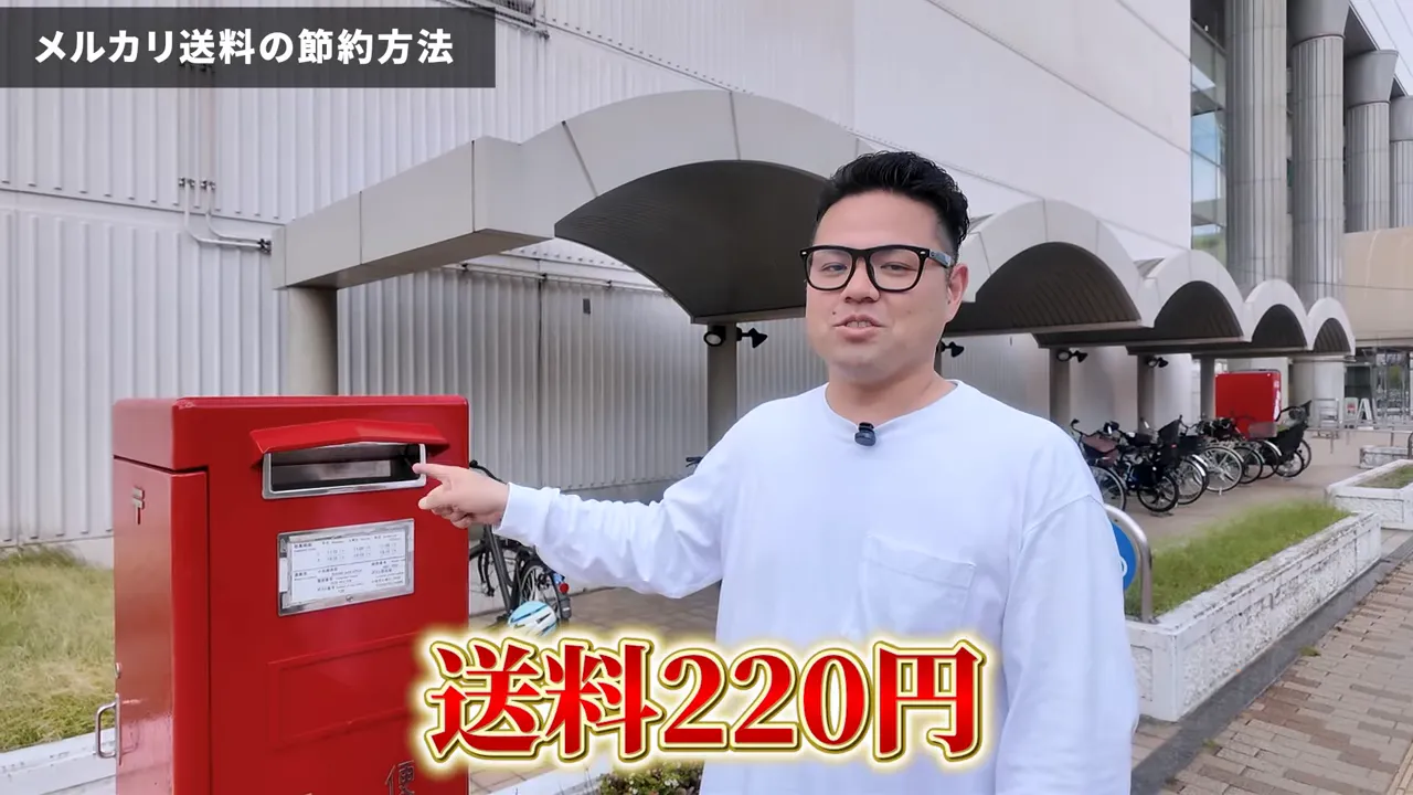 窓口で発送手続きをしている様子