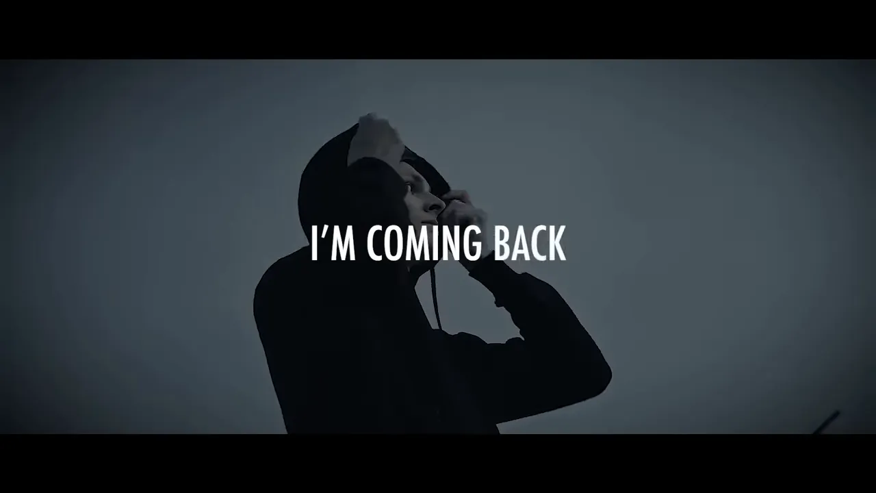 Persona con felpa e cappuccio che si sistema il cappuccio, sovrapposto il testo motivazionale 