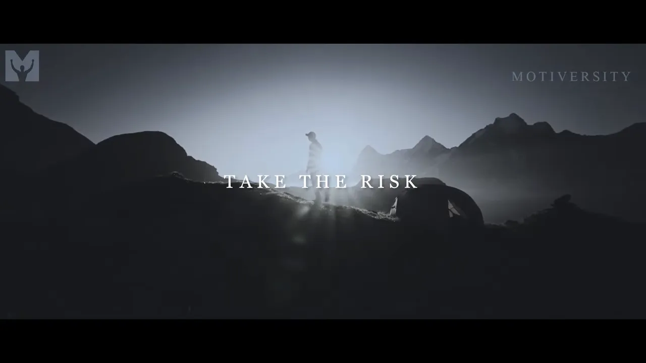 Silhouette di una persona su un crinale montano al tramonto con la scritta 'TAKE THE RISK'.