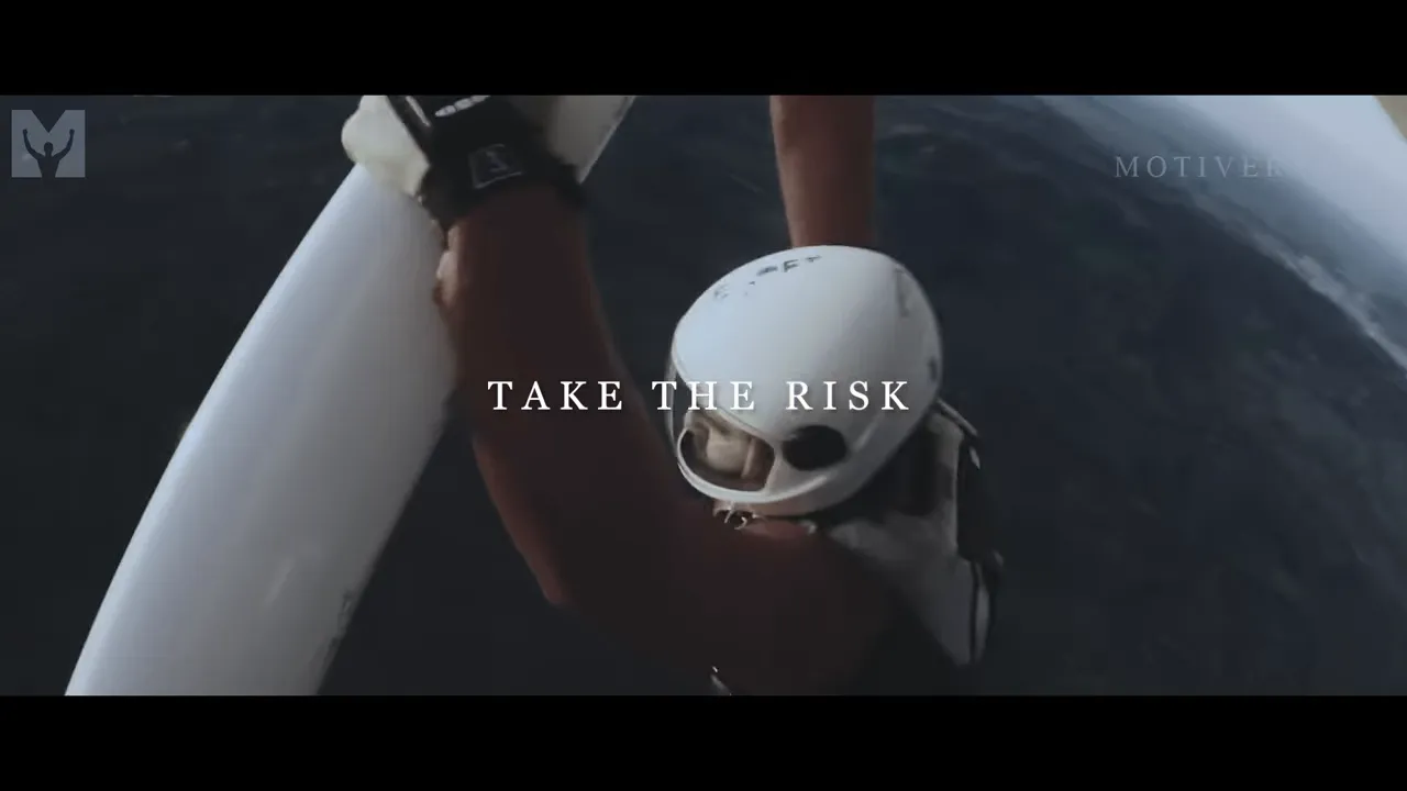 paracadutista con casco che si prepara a saltare, testo 'Take the Risk' al centro
