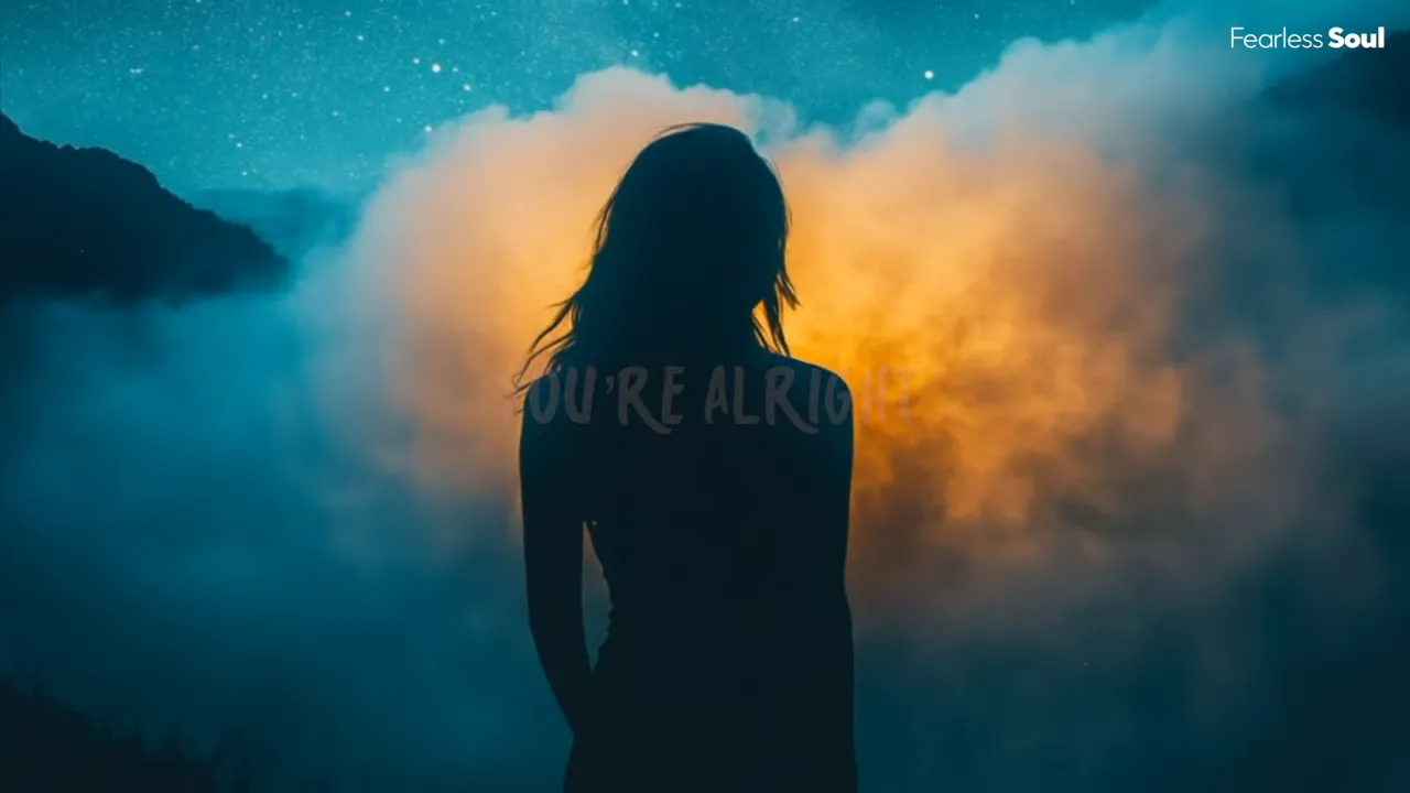 Sagoma scura di una persona davanti a nuvole illuminate con luce calda sullo sfondo e cielo stellato; lieve scritta sfumata sul petto.