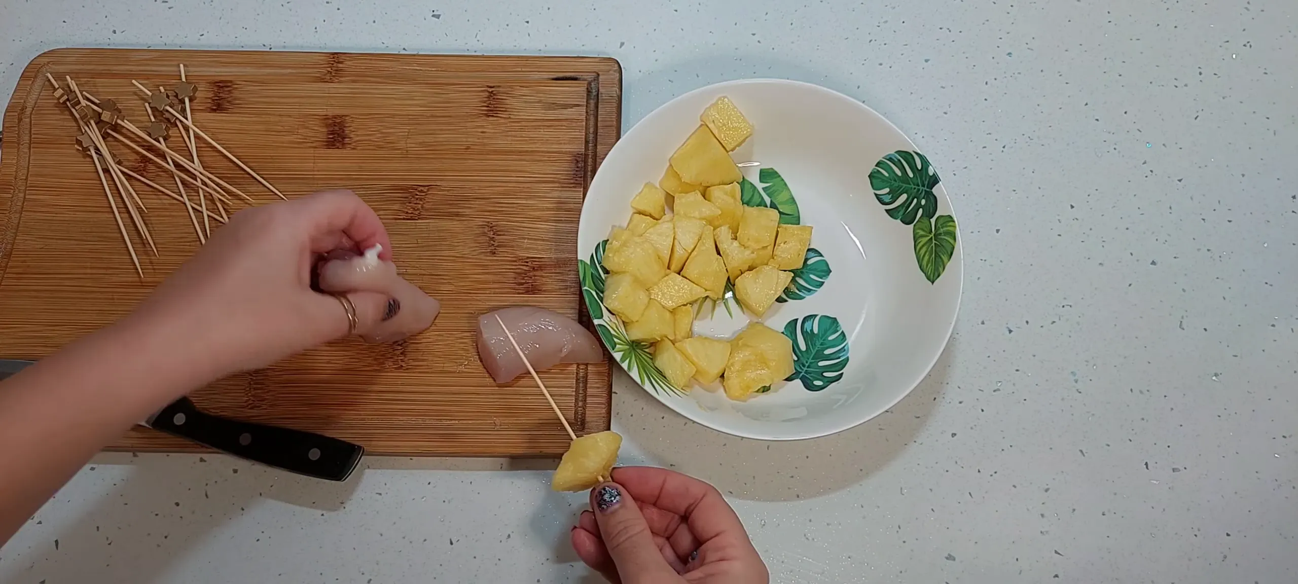 Preparando los ingredientes para las brochetas