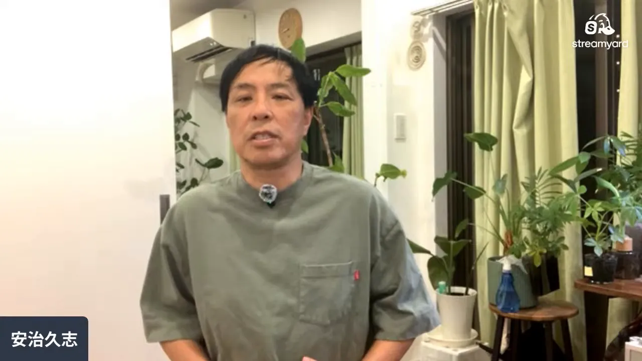 肩を上げて体を緊張させた状態で座る男性