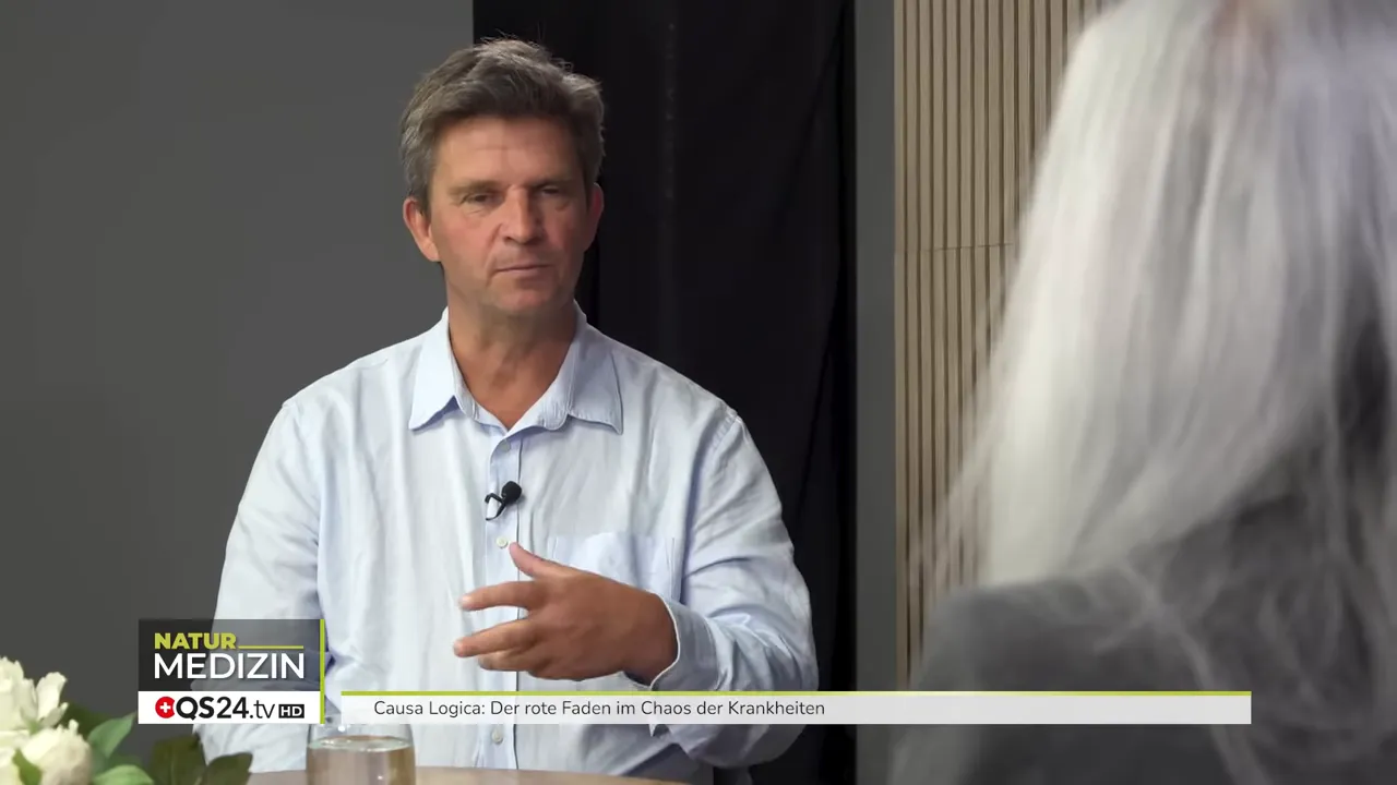 Interviewmoment mit Handgestik: Causa Logica erklärt unterstützende statt heilende Wirkung von Supplementen