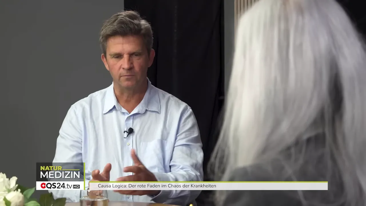 Referent im Studio erklärt die Ebenen von Causa Logica im Video