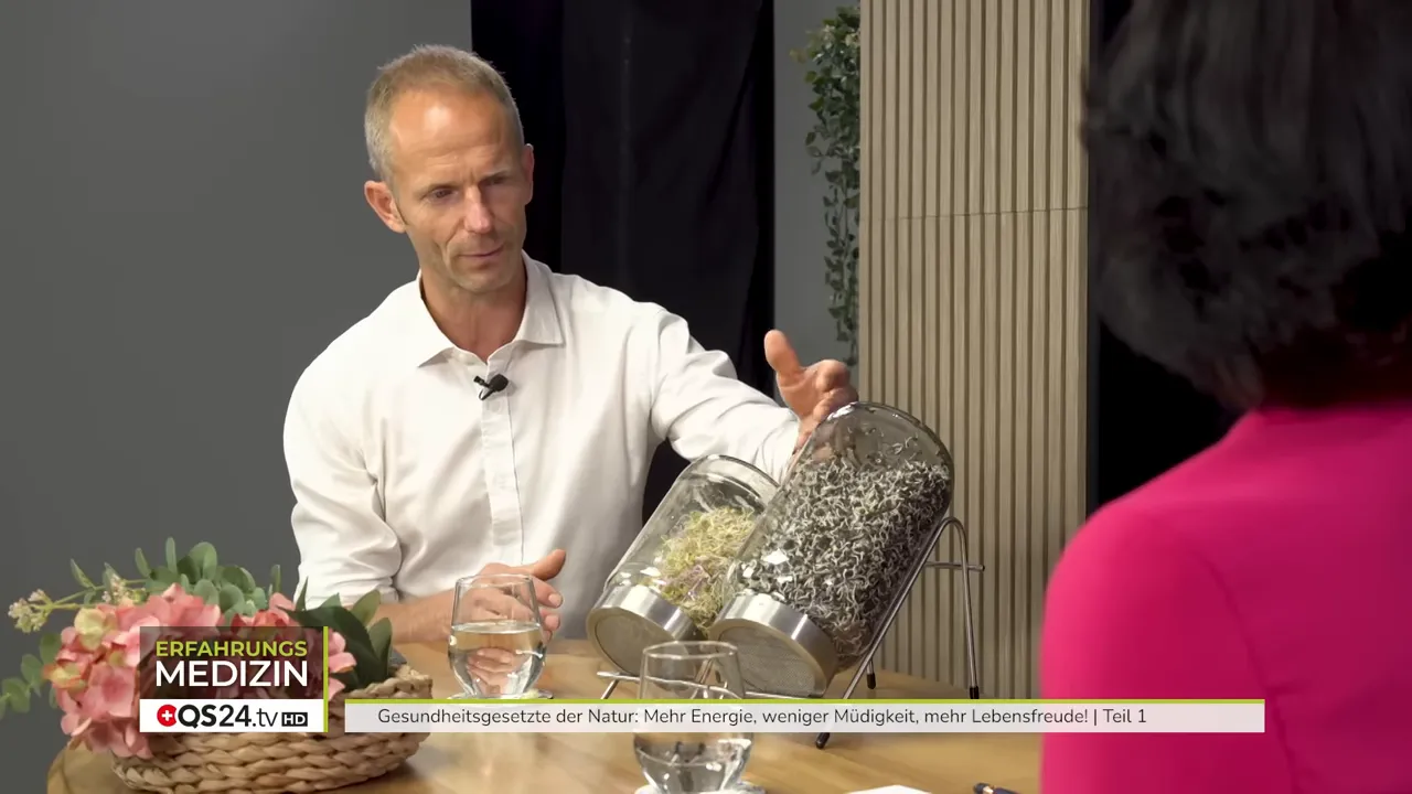 Sprossen: Nur Leben erzeugt Leben - Interview mit Marco von Moos, Landwirt und Sprossenspezialist 3 Marco greift zu einem Glas mit Sprossen und erklärt ihre Verwendung
