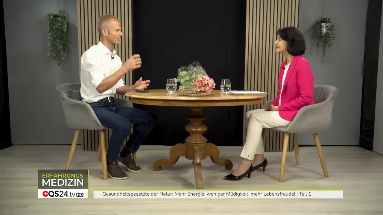 Sprossen: Nur Leben erzeugt Leben - Interview mit Marco von Moos, Landwirt und Sprossenspezialist 4 Weite Aufnahme: Marco von Moos und Moderatorin am Tisch, Sprossenbehälter in der Bildmitte