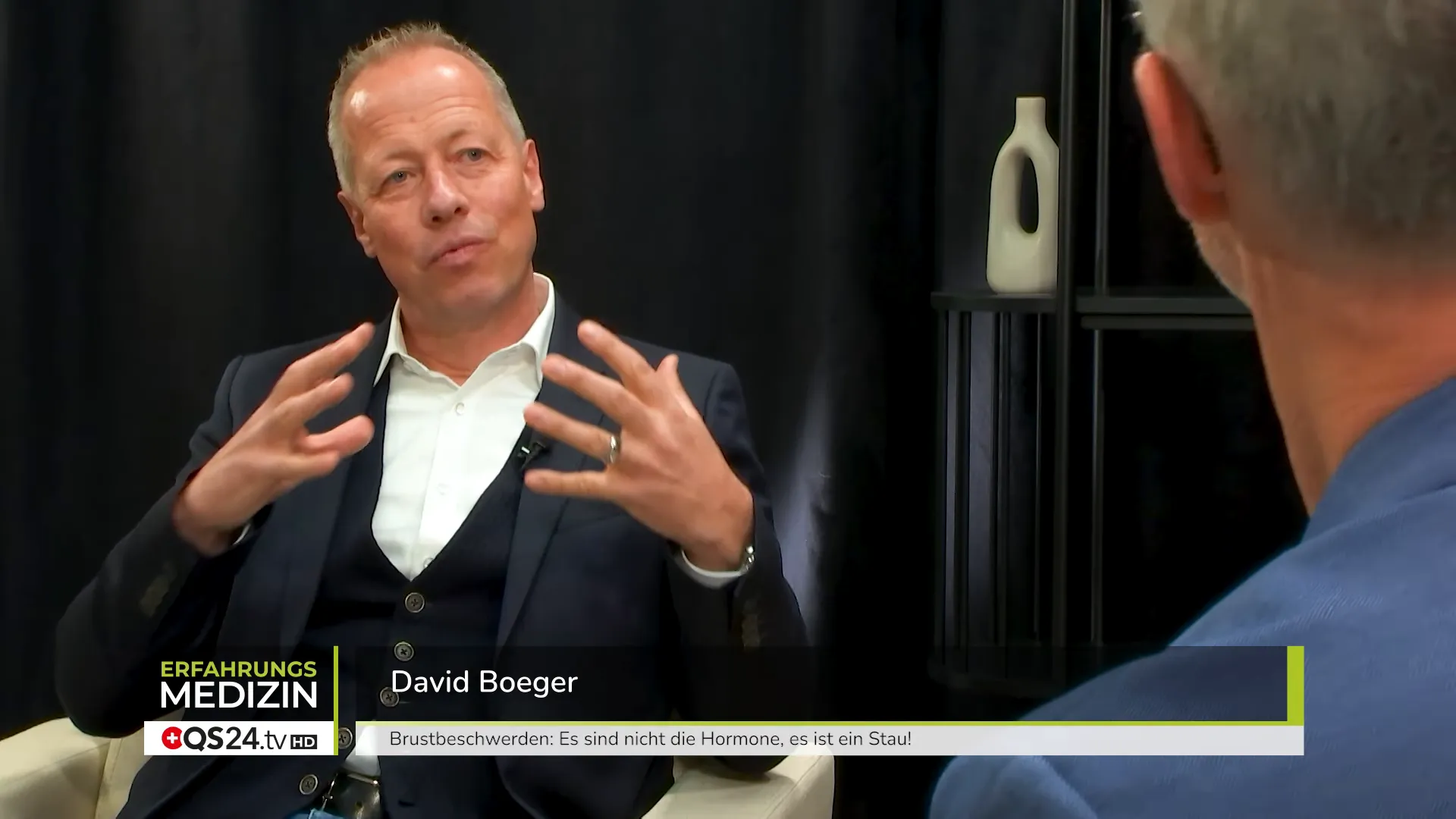 Handhaltung zur Prüfung der Rippen und Rückenstatik