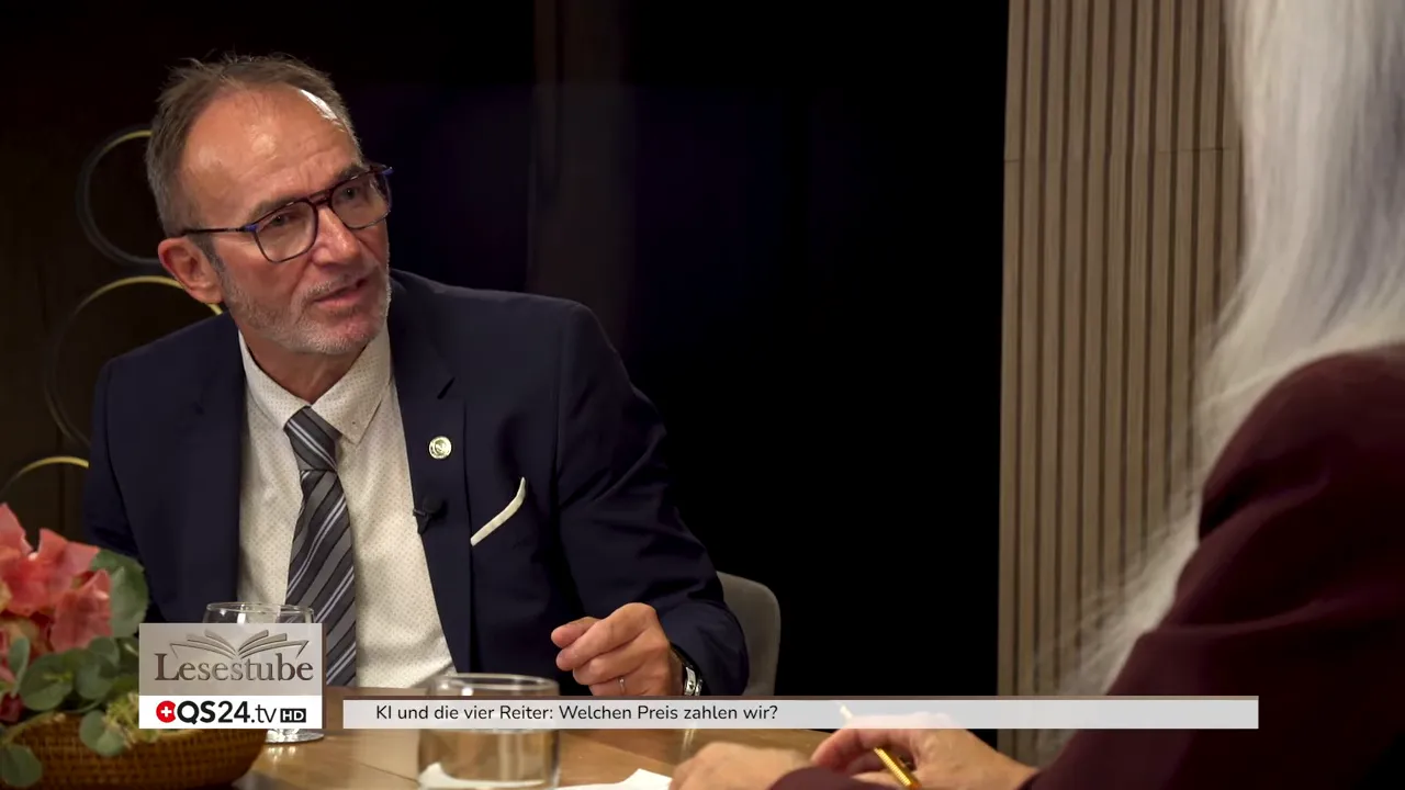 Der Gast spricht am Tisch, Alexandra Wurlitzer ist von hinten im Vordergrund zu sehen