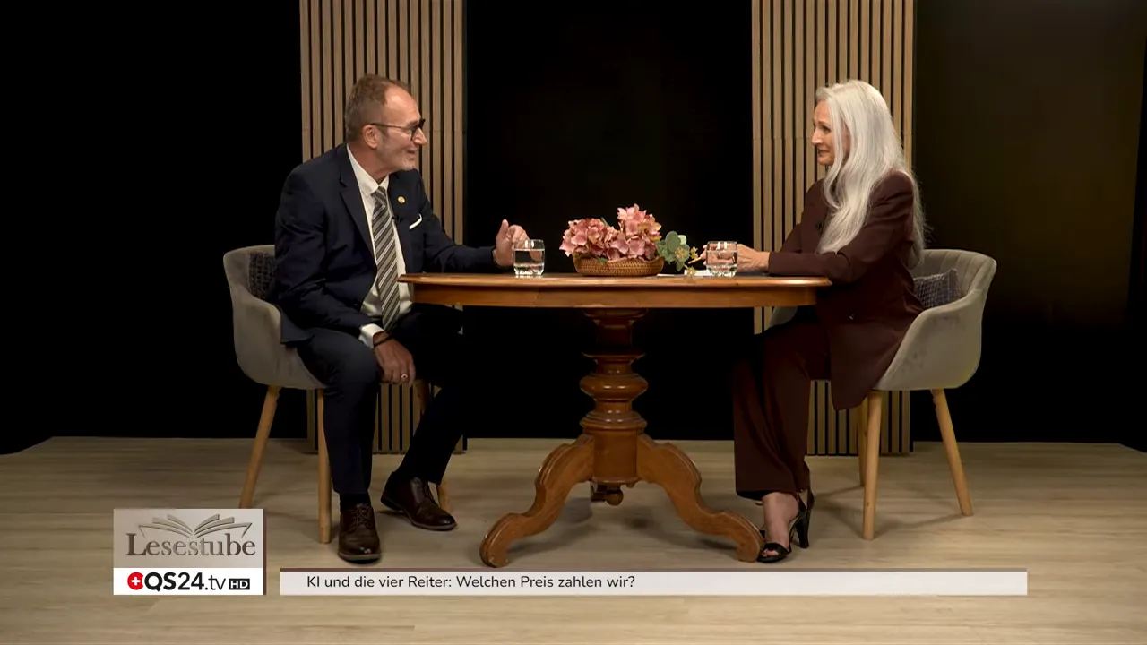 Alexandra Wurlitzer und ihr Gast sitzen einander am Tisch im QS24-Studio gegenüber