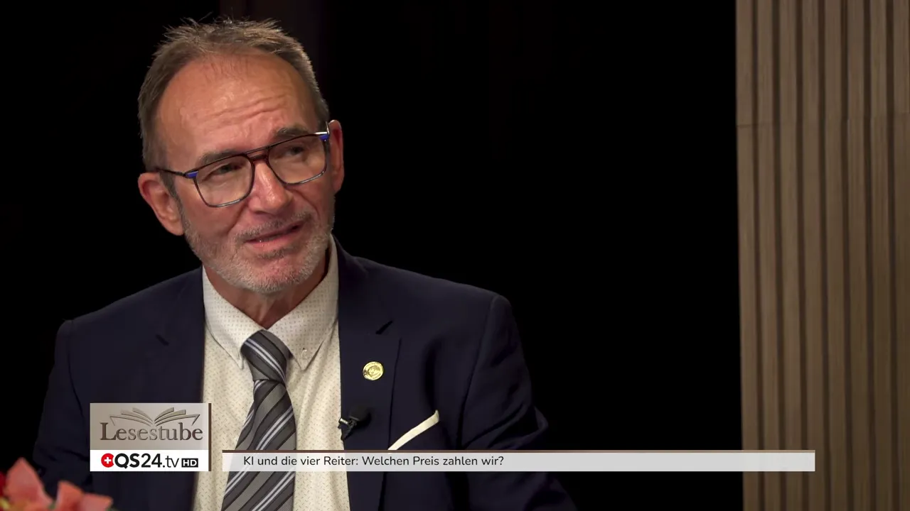 Nahaufnahme des Gasts mit Brille und dunklem Anzug im QS24-Studio
