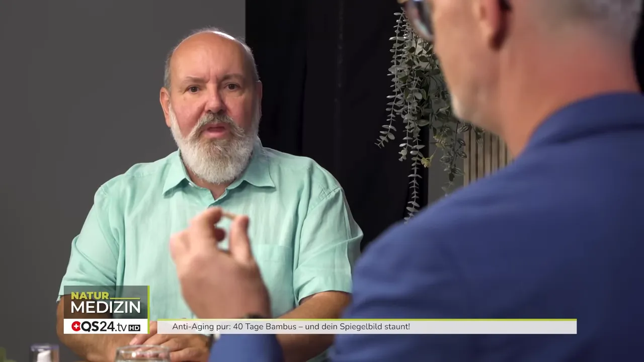 Bambus-Kapseln auf einem Holztablett